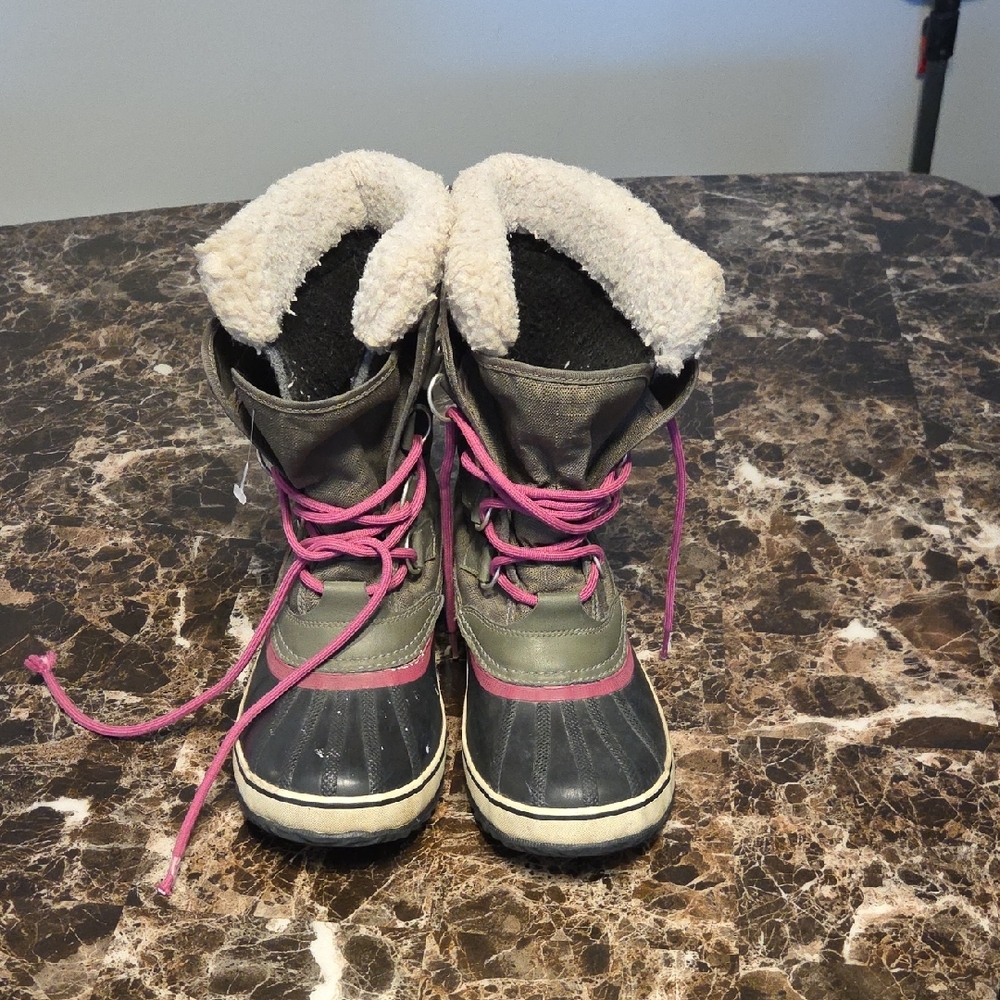 Sorel Size 8 Gray and Pink Winter Boots